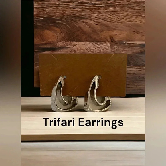 Vintage Crown Trifari Silver Tone Clip-On Earrings Sleek - Picture 2 of 6